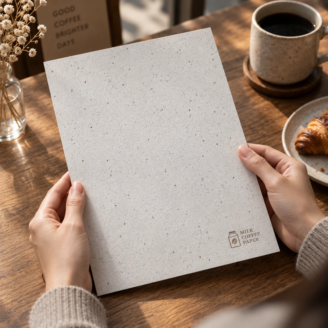MILK COFFEE PAPER で作ったカフェのメニューを手に取っている様子
